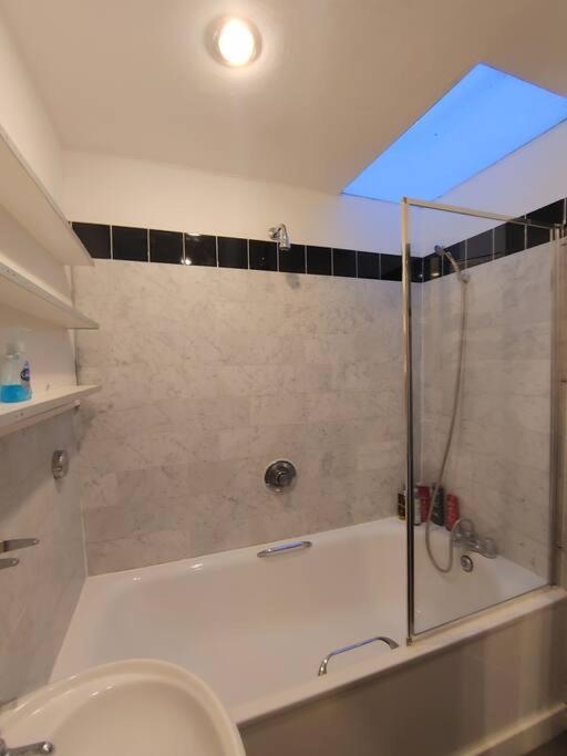 Stylish Apartment Near Carnaby Street, Sleeps 4. London Ngoại thất bức ảnh